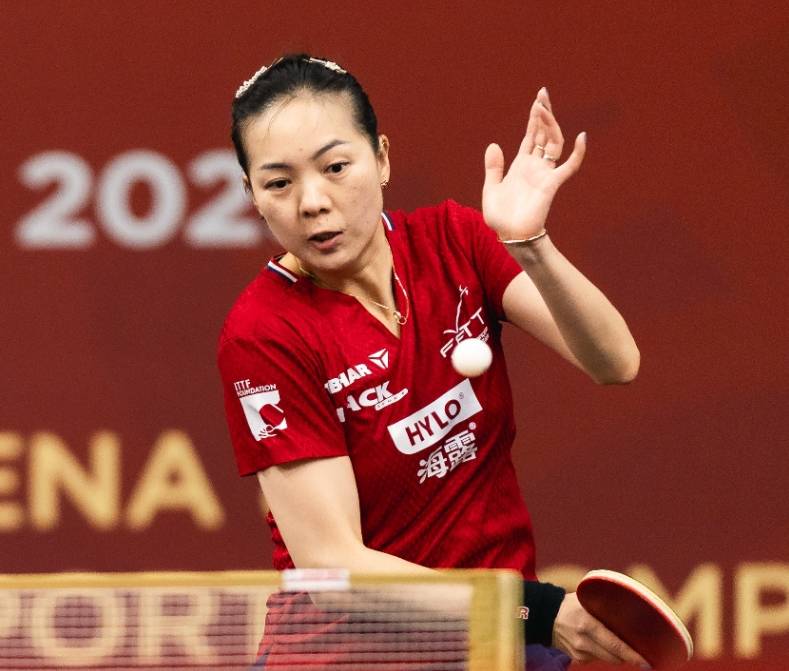 乌克兰女足选手在比赛中力挫对手